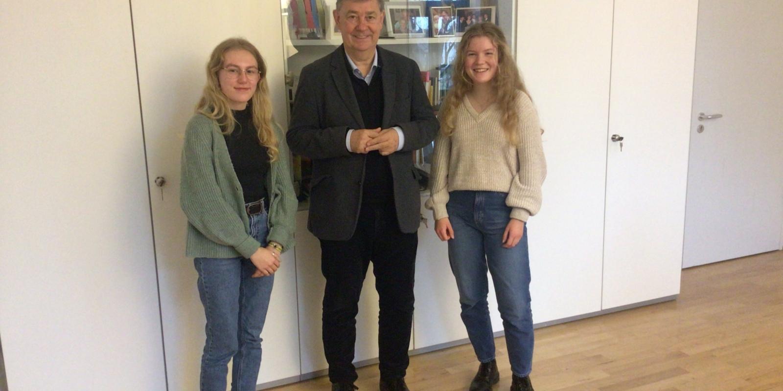 Mina Heimerzheim und Letizia Brill bei Schulleiter Dr. Kühling