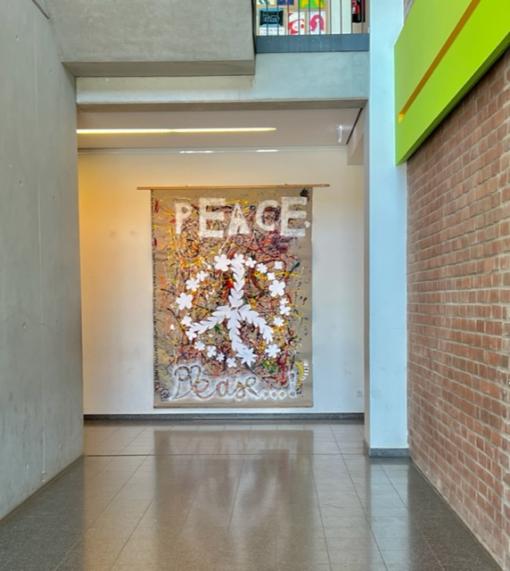 Peace-Projekt-Banner im Flur zum Rheintrakt