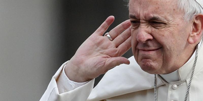 papst_lauscht_kna_zuschnitt