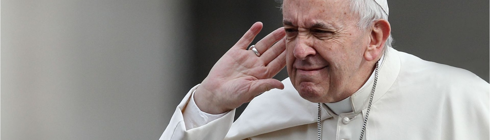 papst_lauscht_kna_zuschnitt