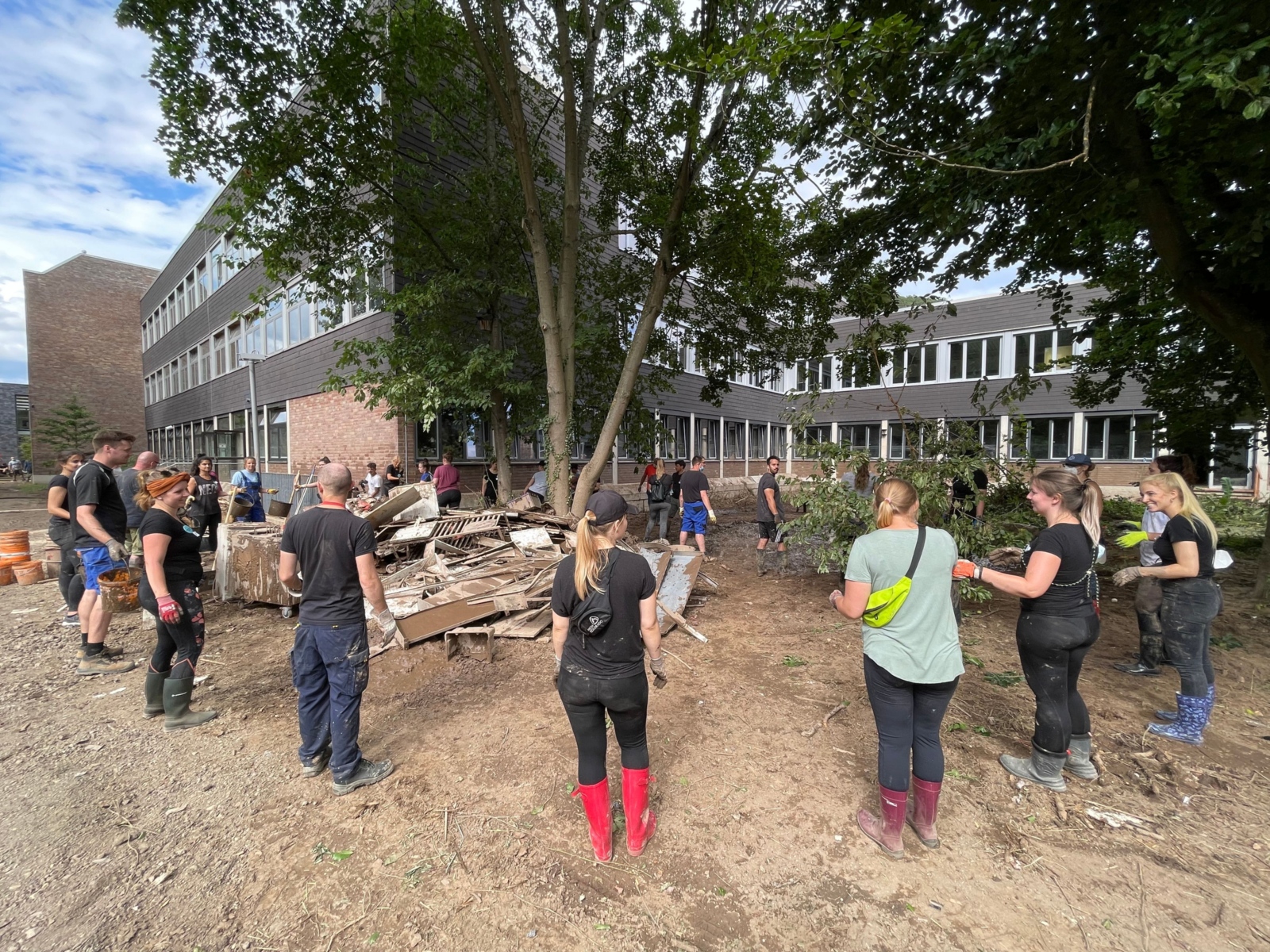 Das EG wird durch Eltern, Schülerinnen und Schüler, Ehemalige, Kolleginnen und Kollegen und einige Freiwillige von außerhalb vom Schlamm befreit und quasi entkernt.