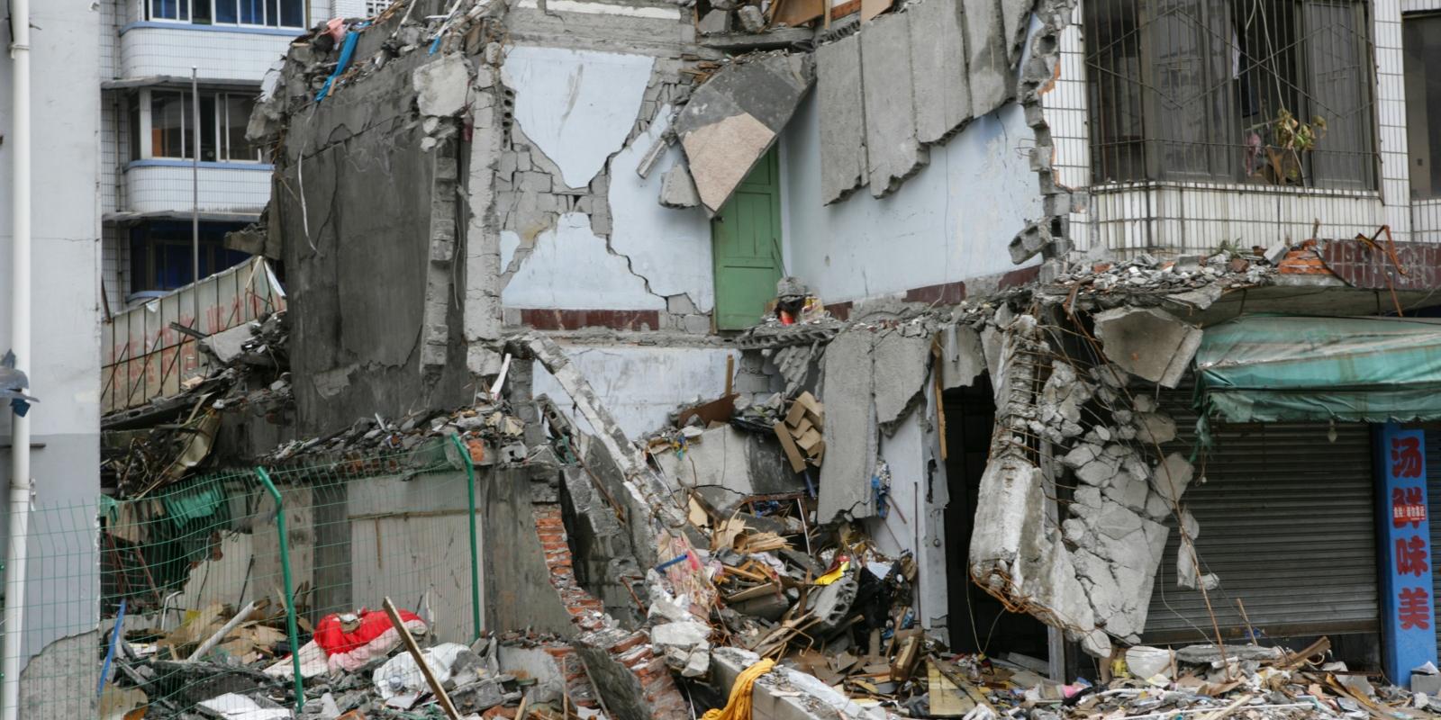 Erdbeben, notdürftig, Trümmer, Schutt, wohnungslos, eingestürzte Häuser, Katastrophe, Notlage, Notstand, Ex-Bild-DB-ID: 23724