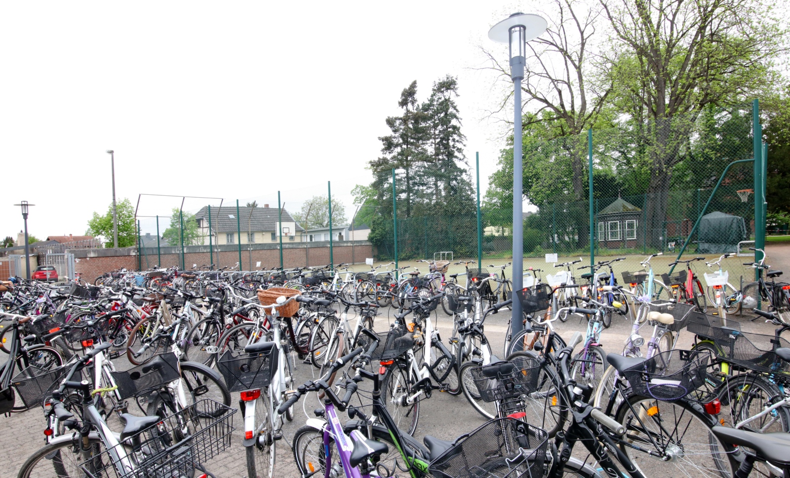 Foto: 16.1o0.2020

Die Ursulinenschule Bornheim Hersel (USH) ist eine private, katholische, erzbischöfliche Mädchenschule in Bornheim in Nordrhein-Westfalen. Schulträger ist das Erzbistum Köln. Die Schule hat insgesamt um die 1200 Schülerinnen, wobei 850 das Gymnasium und 350 die Realschule besuchen