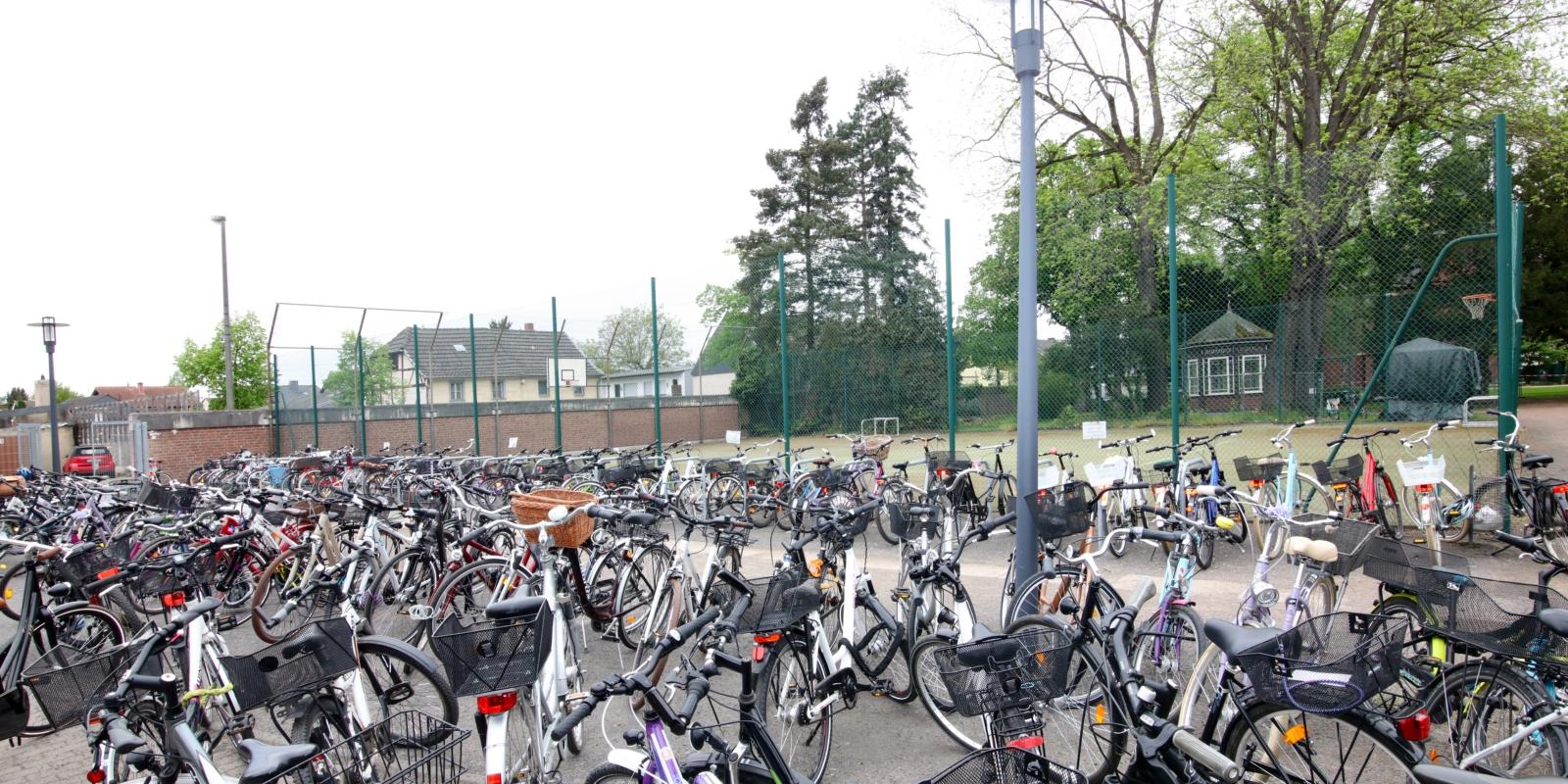 Foto: 16.1o0.2020
Die Ursulinenschule Bornheim Hersel (USH) ist eine private, katholische, erzbischöfliche Mädchenschule in Bornheim in Nordrhein-Westfalen. Schulträger ist das Erzbistum Köln. Die Schule hat insgesamt um die 1200 Schülerinnen, wobei 850 das Gymnasium und 350 die Realschule besuchen