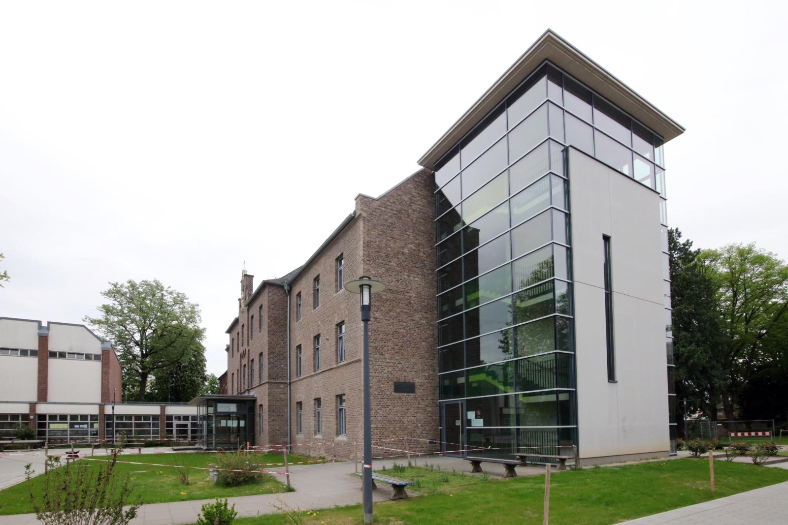 Erzb Ursulinenschule Hersel (c) Erzbistum Köln Gruschka Foto: 16.1o0.2020
Die Ursulinenschule Bornheim Hersel (USH) ist eine private, katholische, erzbischöfliche Mädchenschule in Bornheim in Nordrhein-Westfalen. Schulträger ist das Erzbistum Köln. Die Schule hat insgesamt um die 1200 Schülerinnen, wobei 850 das Gymnasium und 350 die Realschule besuchen