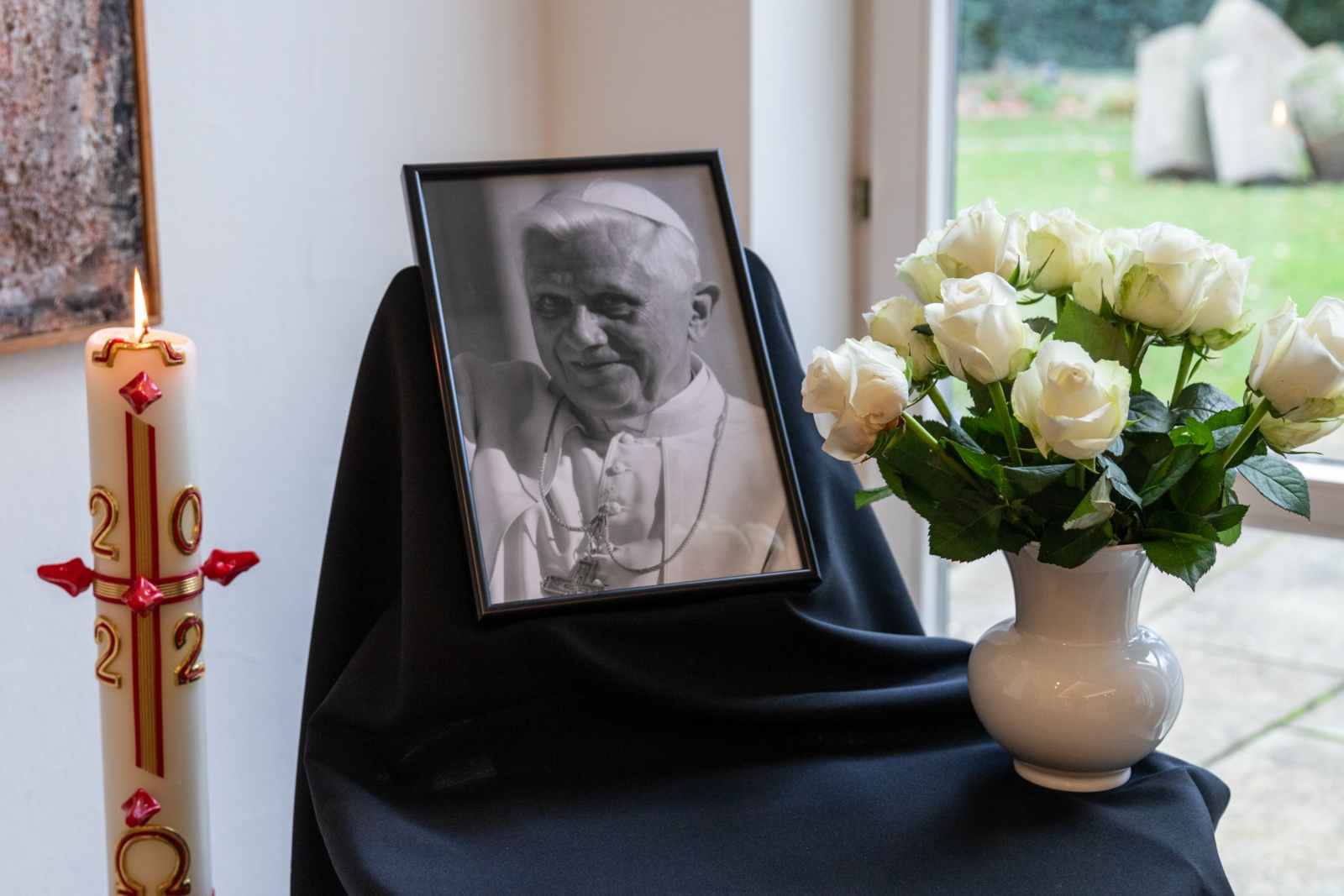 Gedenkort für den verstorbenen Papst Benedikt XVI. im Erzbischöflichen Haus_Erzbistum Köln-Lehr_Frei mit Nennung Copyright