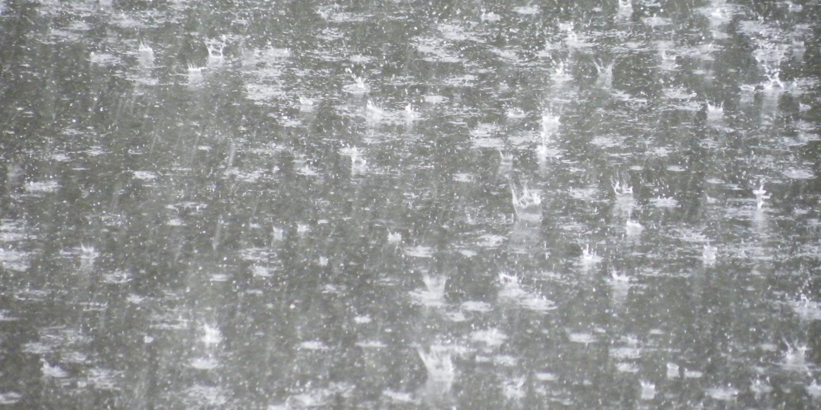 der Regen prasselt hernieder, starke Regenschauer,  Wasser, Wassertropfen, Regentropfen, Regenwetter, Ex-Bild-DB-ID: 7076