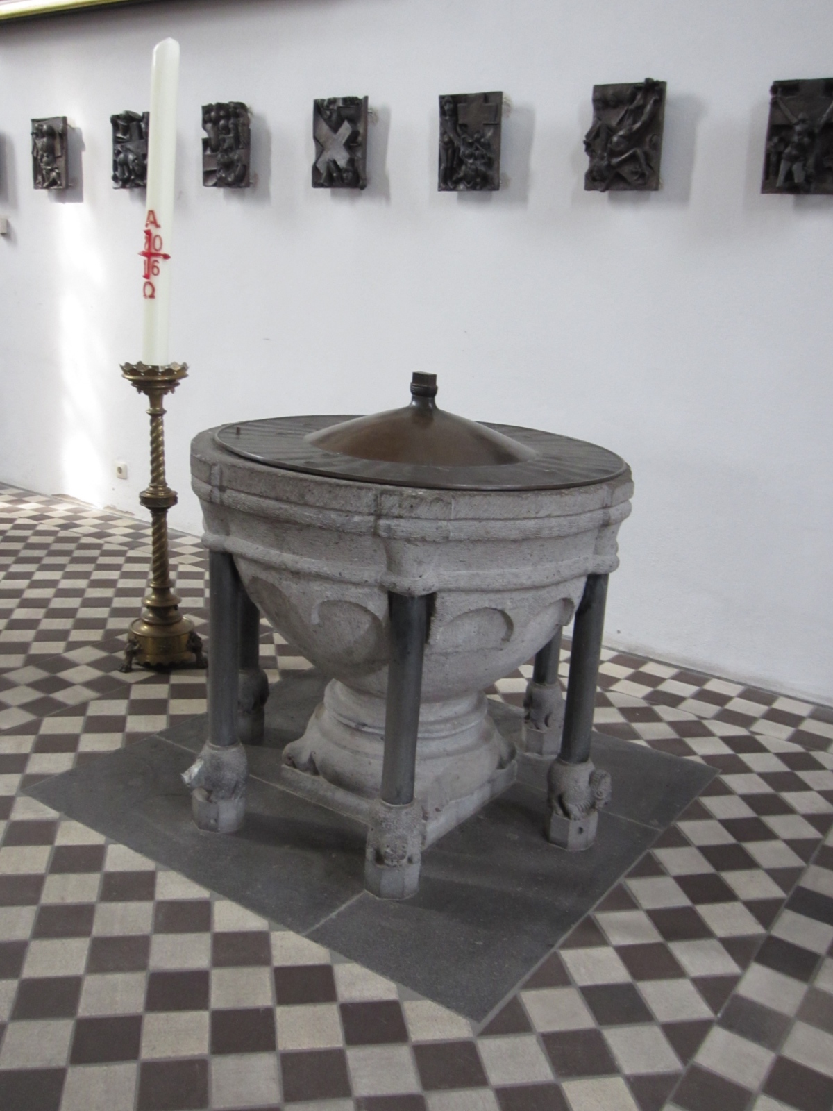 Altes Taufbecken Der Baubeginn lässt sich auf das Jahr 1245 datieren; in dem Jahr der Verleihung der Stadtrechte an Blankenberg stifteten der Graf Heinrich III. von Sayn und seine Frau, Gräfin Mechthild von Meißen-Landsberg, ein Prämonstratenserinnenkloster innerhalb der Stadtmauern, welches aber schon bald nach der Gründung mit Zisterzienserinnen besetzt wurde. Die Klosterkirche wurde, wohl nach ihrer Fertigstellung, 1248 zu einer selbstständigen Pfarrkirche erhoben. Das Kloster wurde 1265 nach Zissendorf verlegt, das Kollationsrecht an der Pfarrkirche verblieb bis ins 16. Jahrhundert hinein bei der Äbtissin.[1] Ex-Bild-DB-ID: 20387
