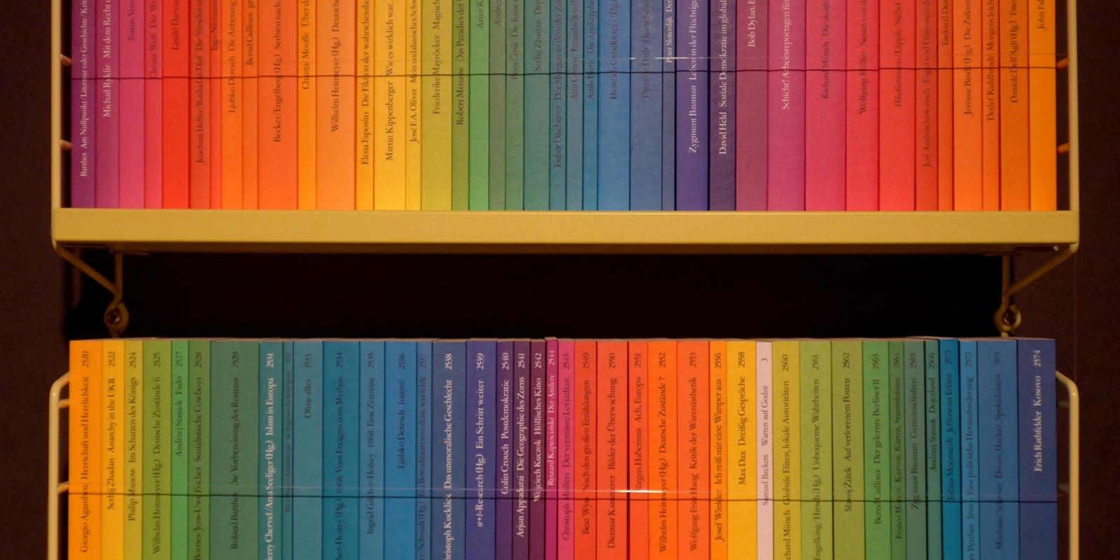 Literatur ist seit dem 19. Jahrhundert der Bereich aller mündlich (etwa durch Versformen und Rhythmus) oder schriftlich fixierten sprachlichen Zeugnisse. Man spricht in diesem „weiten“ Begriffsverständnis etwa von „Fachliteratur“ oder „Notenliteratur“ (Partituren) im Blick auf die hier gegebene schriftliche Fixierung. Bücher, Farben, Ex-Bild-DB-ID: 16488