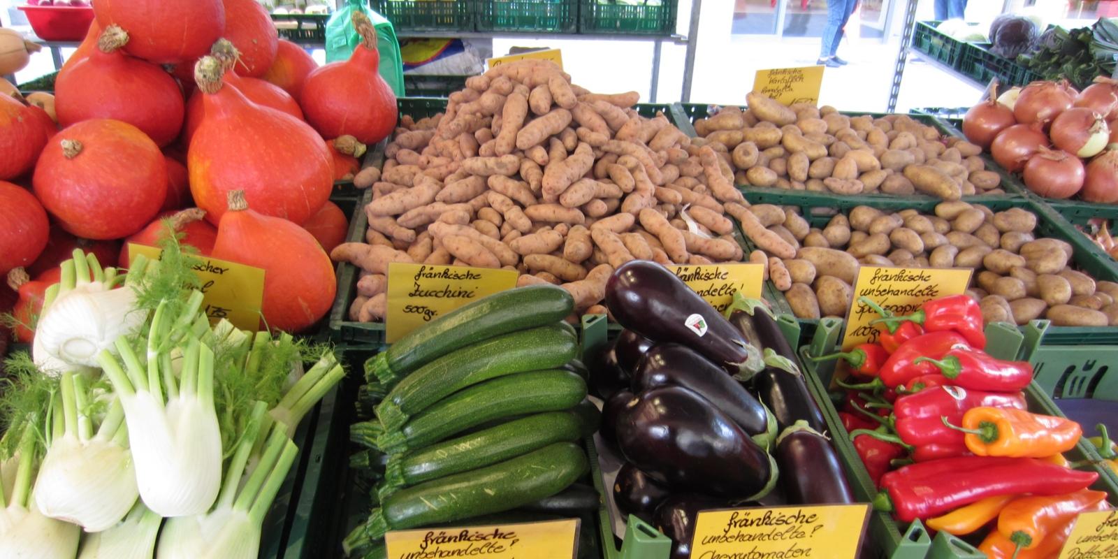 Marktstand frisches Obst und Gemüse, kurze Transportwege, Wochenmarkt, regionale uns saisonale Lebensmittel, Bio-Qualität, gesunde Ernährung, Nährstoffe, Vitalstoffe, Ein Wochenmarkt ist eine wöchentliche regelmäßige Marktveranstaltung, auf der vorwiegend frische Nahrungsmittel wie Obst, Gemüse, Kräuter, Milchprodukte, Fisch, Fleisch und Eier angeboten werden. Ty Ex-Bild-DB-ID: 22377