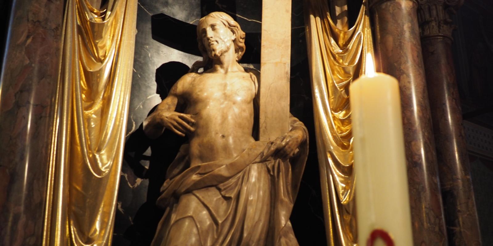 Bonner Münster Auferstehung Bonner Münster Auferstehung Ostern (lateinisch pascha, auch Festum paschale, von hebräisch pessach) ist im Christentum die jährliche Gedächtnisfeier der Auferstehung Jesu Christi, der als Sohn Gottes nach dem Neuen Testament (NT) den Tod überwunden hat. Ex-Bild-DB-ID: 14739