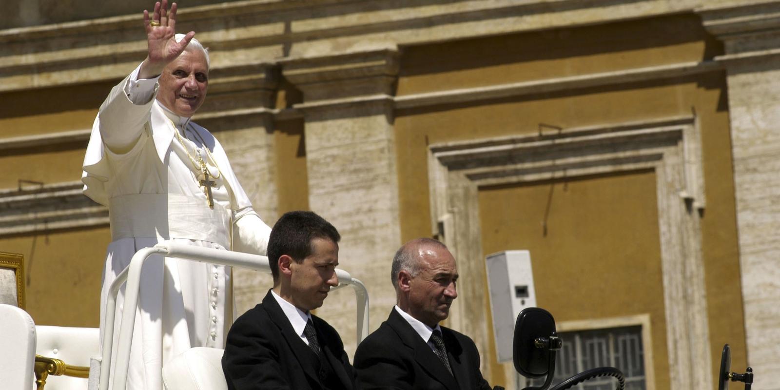 Papst Benedikt XVI auf dem Petersplatz in Rom
