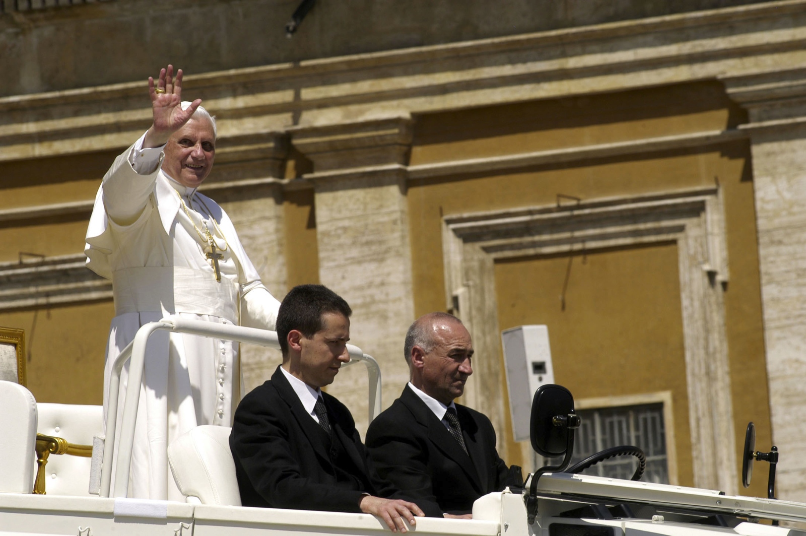 Papst Benedikt XVI auf dem Petersplatz in Rom