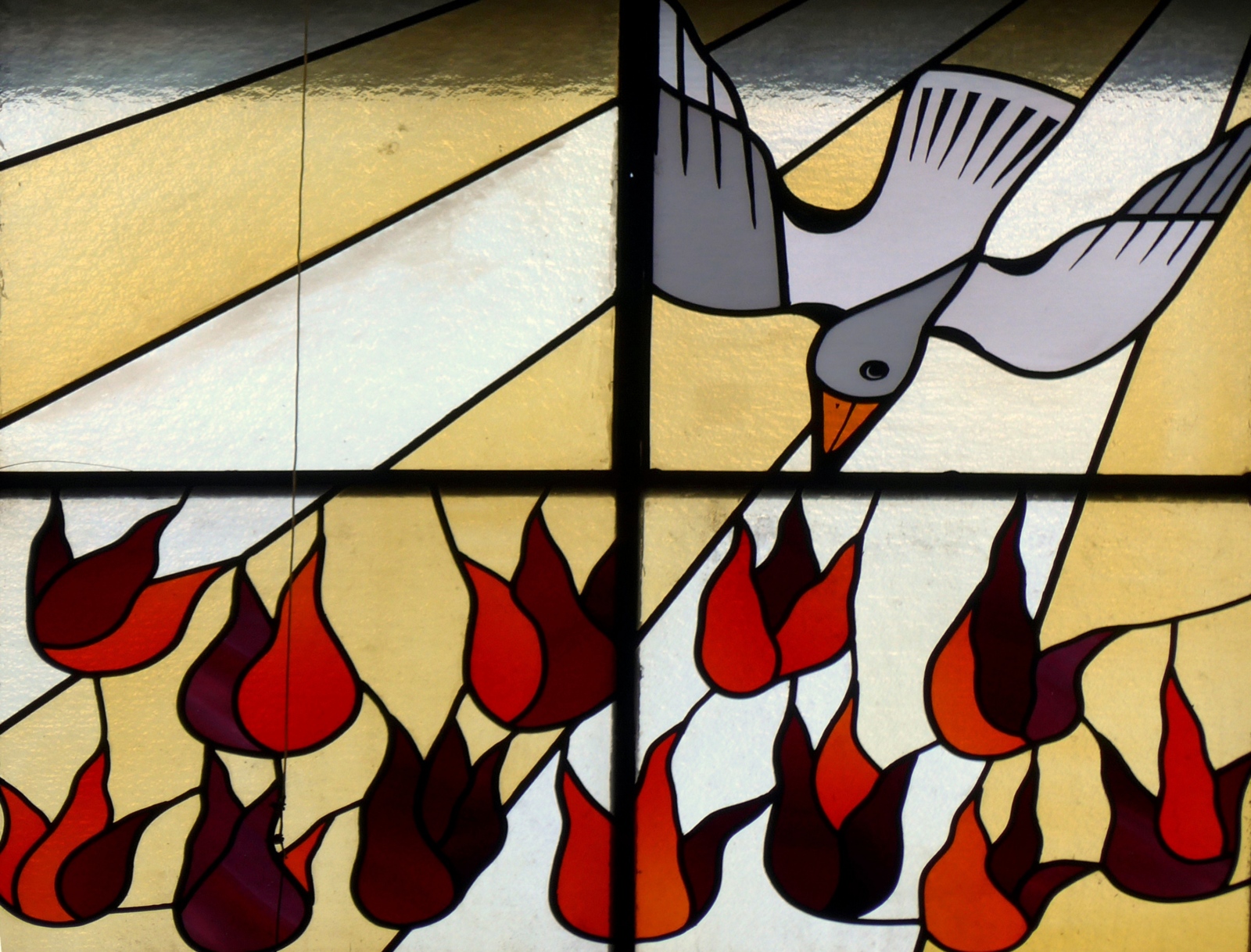 Das Pfingstfest ist ein Hochfest, an dem das – von Jesus Christus angekündigte – Kommen des Heiligen Geistes gefeiert wird, und zugleich der feierliche Abschluss der Osterzeit („8. Ostersonntag“[1]).  Nach dem christlichen Glauben – wie Petrus ihn in seiner Pfingstpredigt zum Ausdruck gebracht hat – folgt auf die Buße (Apg 2,38 EU) die Taufe auf den Namen Jesu Christi. Das Empfangen des Heiligen Geistes kann durch Handauflegung, wie in Apg 8,15-17 EU, oder auch während der Predigt, wie in Apg 10,44 EU, geschehen. Im Evangelium nach Lukas (Lk 24,49 EU) heißt es, dass der Gottesgeist als „Kraft aus der Höhe“ herabkommen wird. Das Johannesevangelium (Joh 20,19-23 EU) beschreibt, dass der Auferstandene am Abend des Ostertages in die Mitte seiner Jünger kam, sie anhauchte und mit den Worten „Empfanget den Heiligen Geist!“ ihnen den Geist Gottes übertrug. Aus diesem Grund bezeichnet man Pfingsten auch gelegentlich als „Geburtstag der Kirche“.  Feuer und Taube sind Symbole für die Aussendung des Hl. Geistes.   Hier: Kirchenfenster aus der Kirche St.Maria im Kapitol Köln  Komm, Heiliger Geist, heilige uns, erfülle unser Herz nicht nur mit brennender Sehnsucht nach Wahrheit, dem Weg und dem vollen Leben. Entzünde in uns auch dein Feuer, dass wir selbst davon Licht werden, das leuchtet, wärmt und tröstet. Lass unsere schwerfälligen Zungen Worte finden, die von Deiner Liebe und Schönheit sprechen. Schaffe uns neu, das wir Menschen der Liebe werden, deine Heiligen, sichtbare Worte Gottes. Dann werden auch wir das Antlitz der Erde erneuern und alles wird neu geschaffen. Komm, Heiliger Geist, erleuchte uns, stärke uns, bleibe bei uns. Amen. Quelle: unbekannt Ex-Bild-DB-ID: 12786
