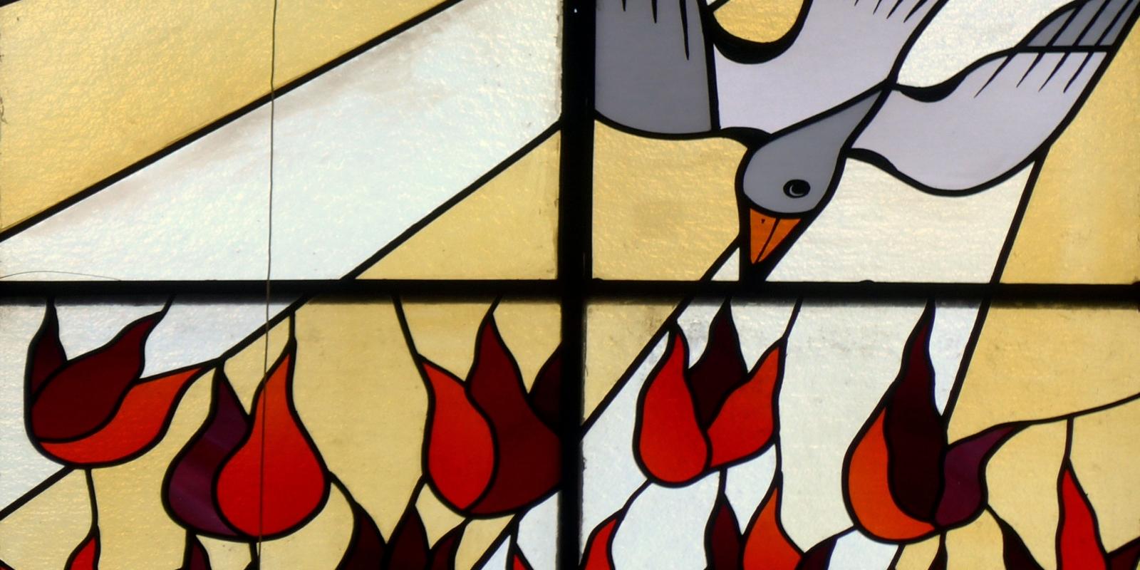 Das Pfingstfest ist ein Hochfest, an dem das – von Jesus Christus angekündigte – Kommen des Heiligen Geistes gefeiert wird, und zugleich der feierliche Abschluss der Osterzeit („8. Ostersonntag“[1]).  Nach dem christlichen Glauben – wie Petrus ihn in seiner Pfingstpredigt zum Ausdruck gebracht hat – folgt auf die Buße (Apg 2,38 EU) die Taufe auf den Namen Jesu Christi. Das Empfangen des Heiligen Geistes kann durch Handauflegung, wie in Apg 8,15-17 EU, oder auch während der Predigt, wie in Apg 10,44 EU, geschehen. Im Evangelium nach Lukas (Lk 24,49 EU) heißt es, dass der Gottesgeist als „Kraft aus der Höhe“ herabkommen wird. Das Johannesevangelium (Joh 20,19-23 EU) beschreibt, dass der Auferstandene am Abend des Ostertages in die Mitte seiner Jünger kam, sie anhauchte und mit den Worten „Empfanget den Heiligen Geist!“ ihnen den Geist Gottes übertrug. Aus diesem Grund bezeichnet man Pfingsten auch gelegentlich als „Geburtstag der Kirche“.  Feuer und Taube sind Symbole für die Aussendung des Hl. Geistes.   Hier: Kirchenfenster aus der Kirche St.Maria im Kapitol Köln  Komm, Heiliger Geist, heilige uns, erfülle unser Herz nicht nur mit brennender Sehnsucht nach Wahrheit, dem Weg und dem vollen Leben. Entzünde in uns auch dein Feuer, dass wir selbst davon Licht werden, das leuchtet, wärmt und tröstet. Lass unsere schwerfälligen Zungen Worte finden, die von Deiner Liebe und Schönheit sprechen. Schaffe uns neu, das wir Menschen der Liebe werden, deine Heiligen, sichtbare Worte Gottes. Dann werden auch wir das Antlitz der Erde erneuern und alles wird neu geschaffen. Komm, Heiliger Geist, erleuchte uns, stärke uns, bleibe bei uns. Amen. Quelle: unbekannt Ex-Bild-DB-ID: 12786