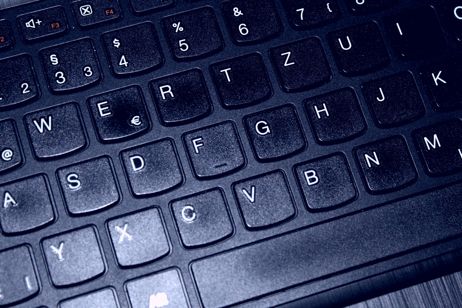 Eine Tastatur ist ein Eingabegerät, das als Bedien- und Steuerelement eine Anzahl von mit den Fingern zu drückenden Tasten enthält. Heute sind die meisten Tastaturen elektronische Tastaturen. Es gibt aber auch andere Funktionsprinzipien, wie beispielsweise mechanische oder pneumatische Tastaturen. Tastaturen gibt es für eine Vielzahl technischer Geräte, darunter für Computer, Fernbedienungen, Telefone und Handys.  Buchstaben, Wörter, Wort, schreiben, Ex-Bild-DB-ID: 24171