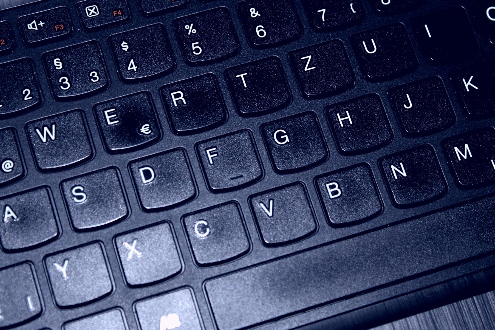Tastatur Eine Tastatur ist ein Eingabegerät, das als Bedien- und Steuerelement eine Anzahl von mit den Fingern zu drückenden Tasten enthält. Heute sind die meisten Tastaturen elektronische Tastaturen. Es gibt aber auch andere Funktionsprinzipien, wie beispielsweise mechanische oder pneumatische Tastaturen. Tastaturen gibt es für eine Vielzahl technischer Geräte, darunter für Computer, Fernbedienungen, Telefone und Handys. Buchstaben, Wörter, Wort, schreiben, Ex-Bild-DB-ID: 24171