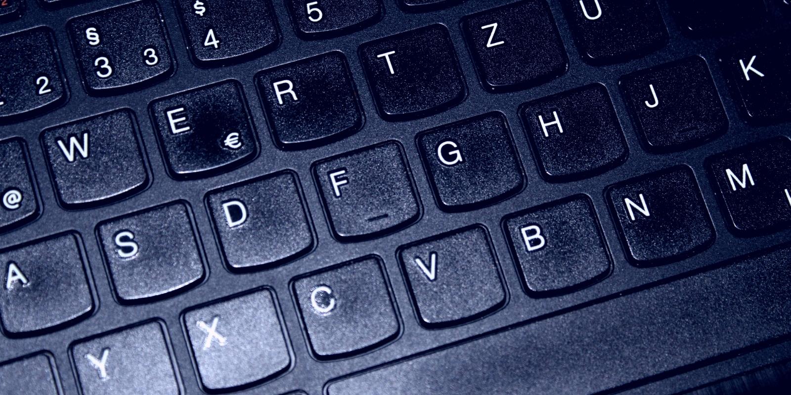 Eine Tastatur ist ein Eingabegerät, das als Bedien- und Steuerelement eine Anzahl von mit den Fingern zu drückenden Tasten enthält. Heute sind die meisten Tastaturen elektronische Tastaturen. Es gibt aber auch andere Funktionsprinzipien, wie beispielsweise mechanische oder pneumatische Tastaturen. Tastaturen gibt es für eine Vielzahl technischer Geräte, darunter für Computer, Fernbedienungen, Telefone und Handys.  Buchstaben, Wörter, Wort, schreiben, Ex-Bild-DB-ID: 24171