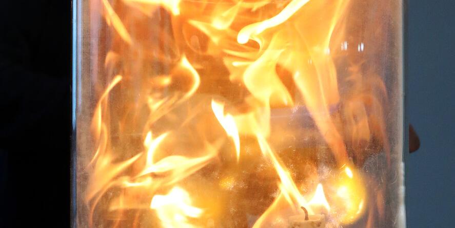 Feuer Chemie Experiment_Erzbistum Köln - Gruschka_Frei mit Nennung Urheberangabe-1600px