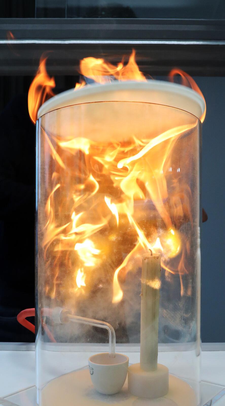 Feuer Chemie Experiment_Erzbistum Köln - Gruschka_Frei mit Nennung Urheberangabe-1600px
