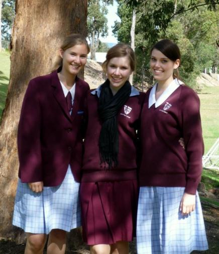 ehemalige USH-Schülerinnen in australischen Schuluniformen